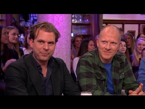 Rutger en Maxim bekvechten aan tafel - RTL LATE NIGHT