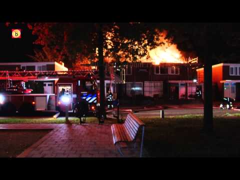 Twee woningen verwoest bij brand aan Vincent van Goghlaan Rosmalen